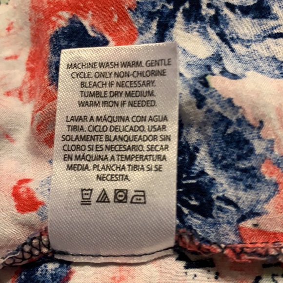 Pretty, lightweight tunic with 3/4 length bell sleeves 💙🌺💙 - Picture 6 of 7